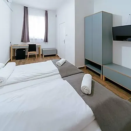 מלון Rakoczi Hotel, Tabor Es Rendezvenykoezpont